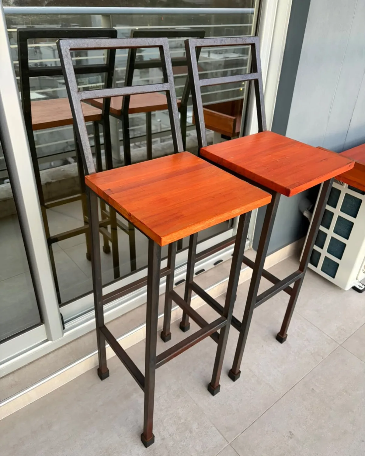Par de Banquetas altas de hierro y madera